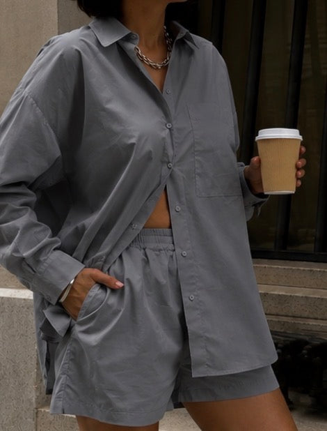 Edith draagt een grijs oversized boyfriend overhemd