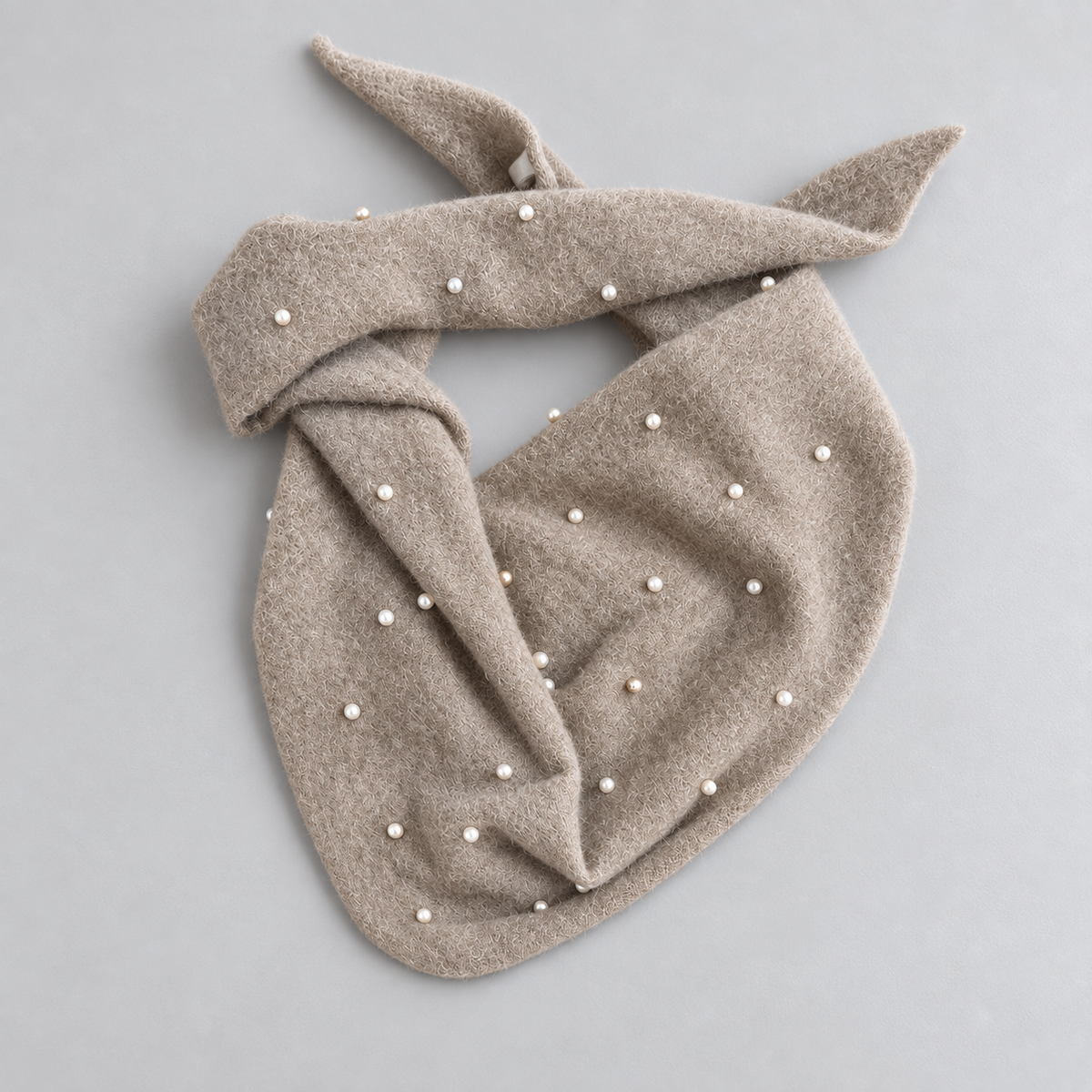 STIJL STUDIO Cashmere Triangle shawl met studs & parels